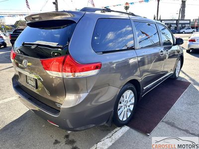 2013 Toyota Sienna — photo 7 view
