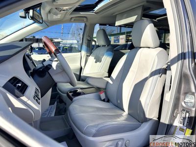 2013 Toyota Sienna — photo 14 view
