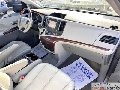 2013 Toyota Sienna — photo 32 view