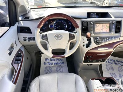 2013 Toyota Sienna — photo 17 view