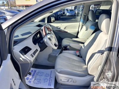 2013 Toyota Sienna — photo 12 view