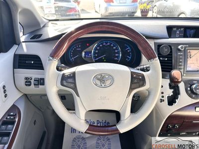 2013 Toyota Sienna — photo 18 view