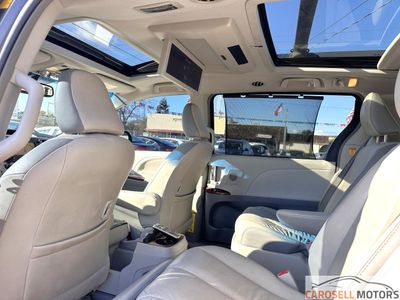 2013 Toyota Sienna — photo 27 view