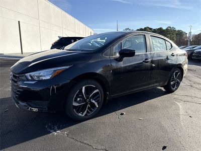 2025 Nissan Versa 1.6 SR in Super Black — front three-quarter view