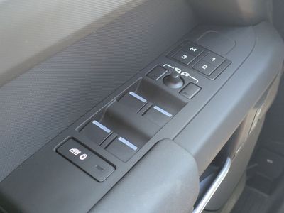 2025 Land Rover Defender 110 — photo 27 view