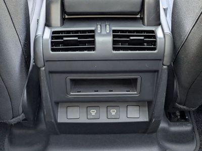 2025 Land Rover Defender 110 — photo 13 view