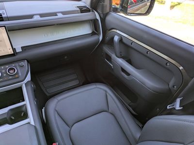 2025 Land Rover Defender 110 — photo 19 view