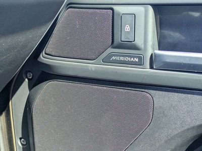 2025 Land Rover Defender 110 — photo 23 view
