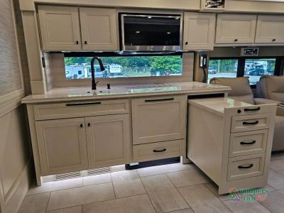 2027 Tiffin Motorhomes Phaeton — photo 21 view