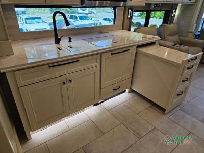 2027 Tiffin Motorhomes Phaeton — photo 23 view