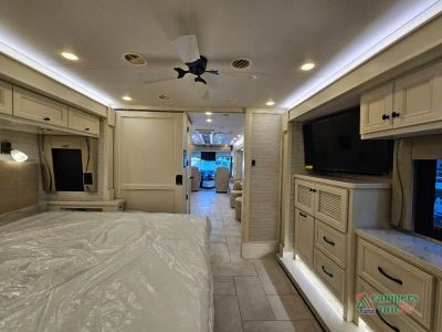 2027 Tiffin Motorhomes Phaeton — photo 10 view