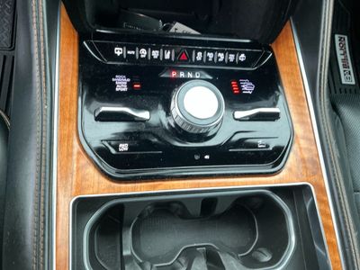 2024 Jeep Grand Wagoneer L — photo 12 view