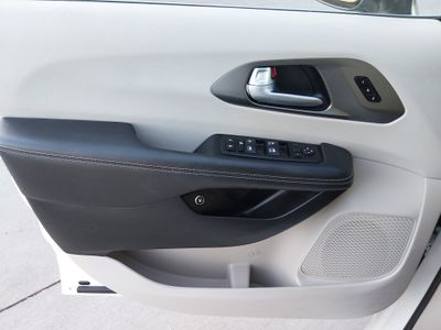 2024 Chrysler Pacifica — photo 22 view