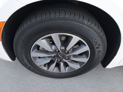 2024 Chrysler Pacifica — photo 10 view