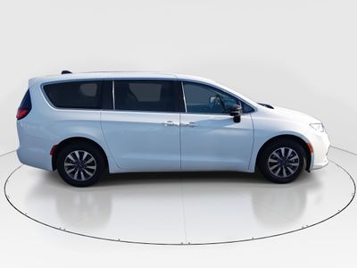 2024 Chrysler Pacifica — photo 8 view