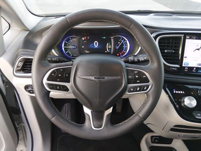 2024 Chrysler Pacifica — photo 12 view