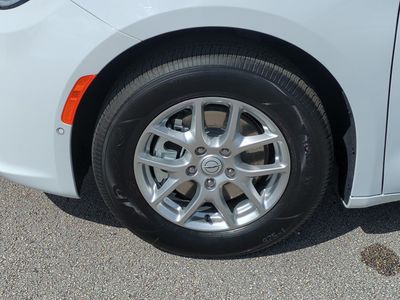 2026 Chrysler Pacifica — photo 11 view