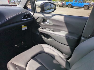 2026 Chrysler Pacifica — photo 18 view