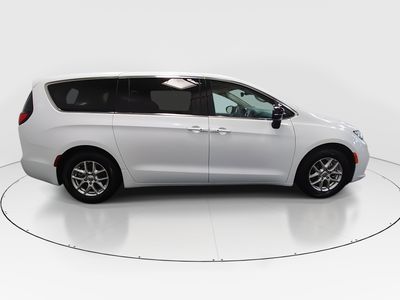 2024 Chrysler Pacifica — photo 8 view