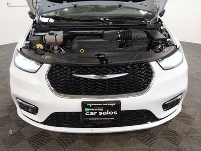 2024 Chrysler Pacifica — photo 9 view