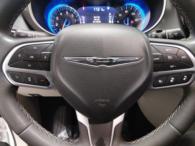 2024 Chrysler Pacifica — photo 12 view