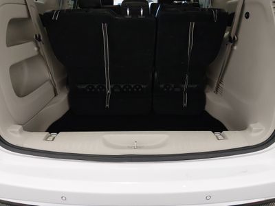 2024 Chrysler Pacifica — photo 11 view