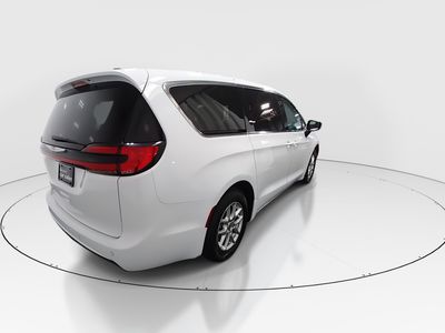 2024 Chrysler Pacifica — photo 7 view