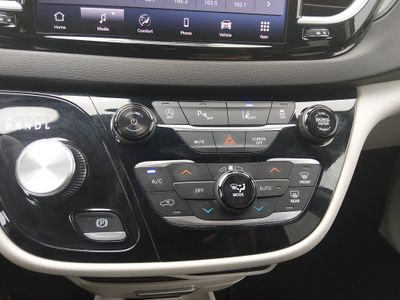 2024 Chrysler Pacifica — photo 13 view