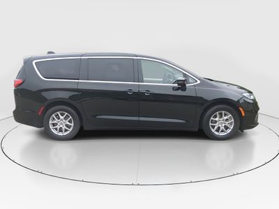 2024 Chrysler Pacifica — photo 8 view