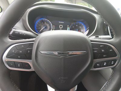 2024 Chrysler Pacifica — photo 12 view