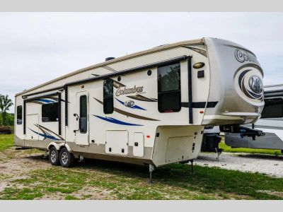 2020 Palomino Columbus — front three-quarter view