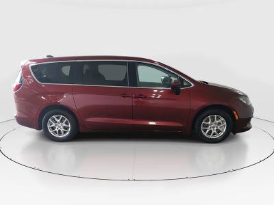2023 Chrysler Voyager — photo 8 view
