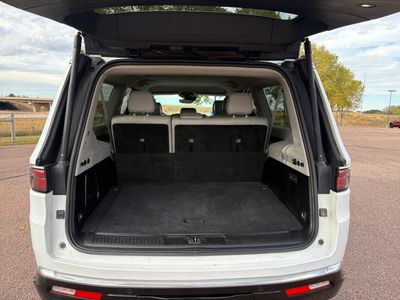 2024 Jeep Wagoneer L — photo 13 view