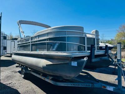 2022 SunChaser Vista — front three-quarter view