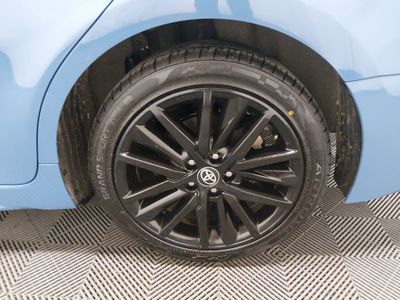 2024 Toyota Camry — photo 10 view