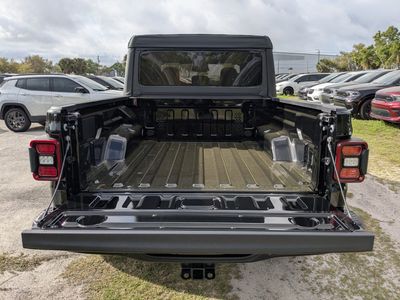 2026 Jeep Gladiator — photo 12 view