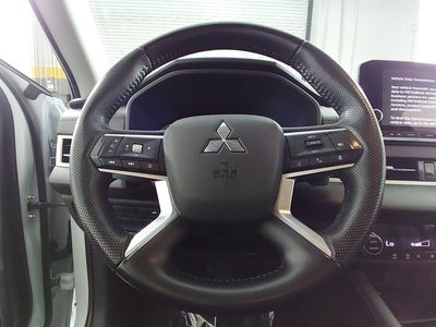 2023 Mitsubishi Outlander — photo 12 view