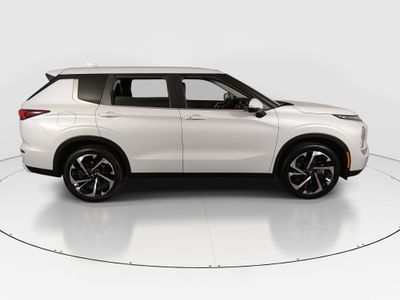 2023 Mitsubishi Outlander — photo 8 view