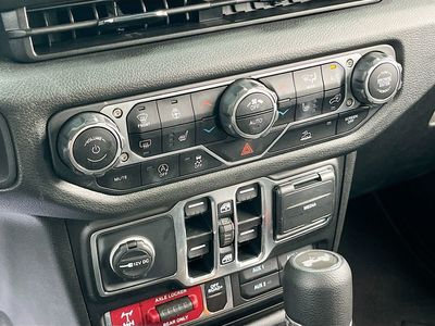 2025 Jeep Wrangler — photo 15 view