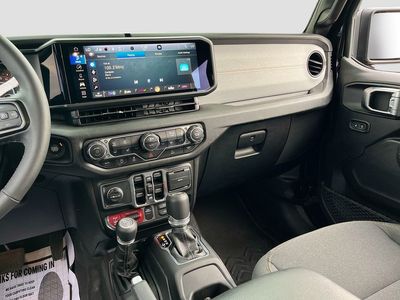 2025 Jeep Wrangler — photo 22 view