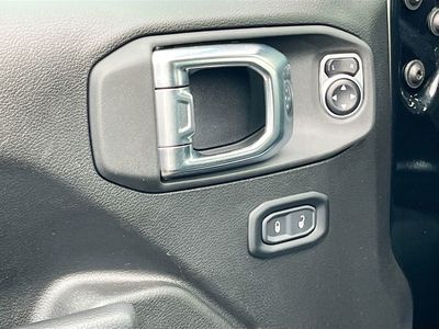 2025 Jeep Wrangler — photo 17 view