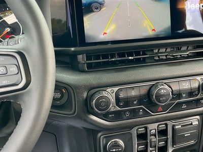 2025 Jeep Wrangler — photo 13 view