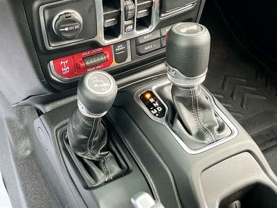 2025 Jeep Wrangler — photo 16 view