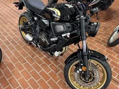 2026 Yamaha XSR700 — front three-quarter view