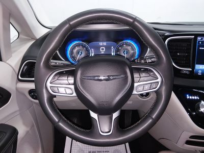 2024 Chrysler Pacifica — photo 12 view
