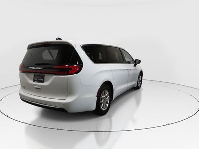 2024 Chrysler Pacifica — photo 7 view
