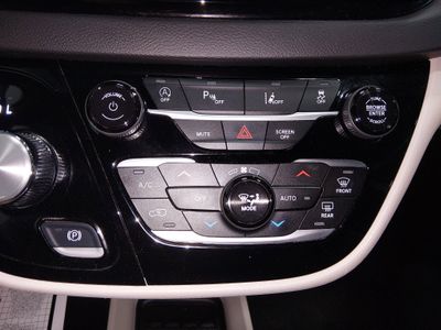 2024 Chrysler Pacifica — photo 18 view