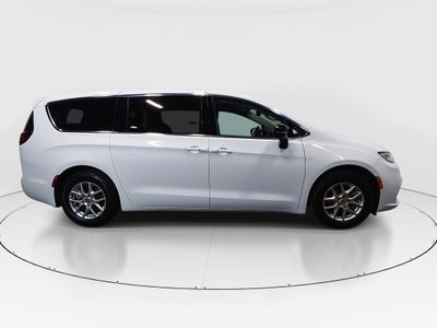2024 Chrysler Pacifica — photo 8 view