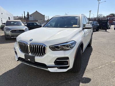 2023 BMW X5 xDrive40i xDrive40i in Alpine White — front three-quarter view