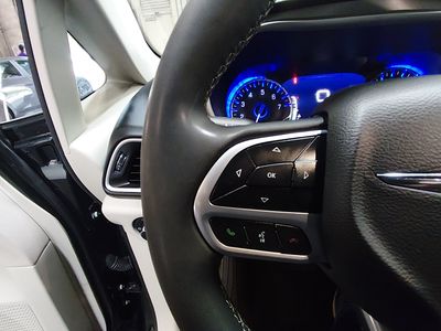 2023 Chrysler Pacifica — photo 12 view